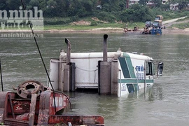 Qua sông bằng phà, xe container lao thẳng xuống sông