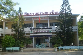 Xác định danh tính thầy giáo trong clip tát học trò trên bục giảng