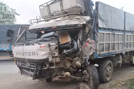 Hai xe tải đâm nhau vỡ toác đầu, lật chỏng vó trên quốc lộ 1A