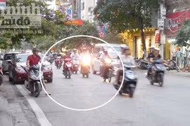 Bắt xe vi phạm luật giao thông, 1 chiến sĩ công an bị tông gãy chân