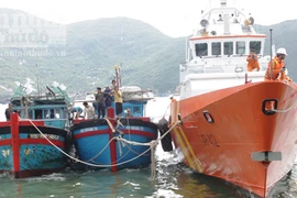 Cứu nạn 2 tàu cá cùng 15 ngư dân vào bờ an toàn