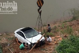 Sương mù dày đặc, xế hộp bay thẳng xuống sông