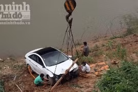 Sương mù dày đặc, xế hộp bay thẳng xuống sông