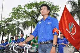 Hơn 150 bạn trẻ đạp xe xuyên Việt kêu gọi bảo vệ môi trường biển