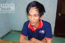 Vào đổ xăng, "tiện tay" giật dây chuyền của người bán xăng