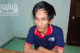 Vào đổ xăng, "tiện tay" giật dây chuyền của người bán xăng