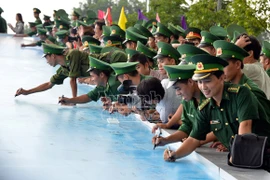 Xác lập kỉ lục “Tấm bản đồ Việt Nam có nhiều người ký tên lớn nhất”