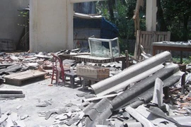 Sập chợ, hàng trăm tiểu thương hò nhau chạy thoát thân