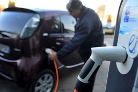 7 hãng ô tô thống nhất hệ thống sạc nhanh cho xe điện năng