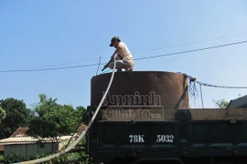 Khát, dân “đắng lòng” mua nước với giá 100.000 đồng/m3