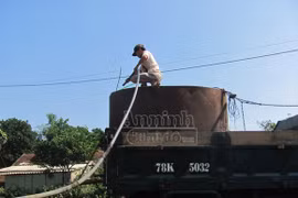 Khát, dân “đắng lòng” mua nước với giá 100.000 đồng/m3