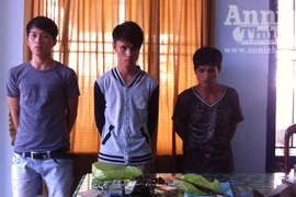 Bắt 3 đối tượng sử dụng ma túy đá và tàng trữ vũ khí trái phép