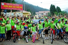 Đạp xe 132km kêu gọi bảo vệ loài gấu