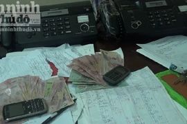 Bắt quả tang "nhà cái" đang thu gom bảng đề