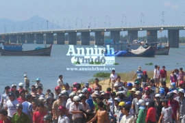 Mẹ quăng con trai 3 tuổi xuống sông rồi nhảy cầu tự tử