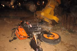 Xe phân phối lớn lao thẳng vào máy xúc, một người tử vong