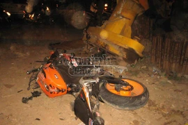 Xe phân phối lớn lao thẳng vào máy xúc, một người tử vong