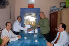 Thăm, tặng quà cho các trường bị thiệt hại nặng do lũ