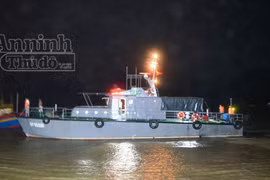 Cứu nạn thành công tàu cá cùng 12 ngư dân gặp nạn trên biển