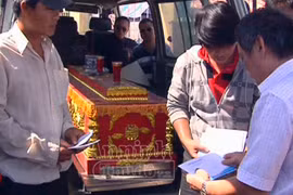 Trao tiền hỗ trợ cho ngư dân trên tàu cá bị đâm chìm 