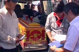 Trao tiền hỗ trợ cho ngư dân trên tàu cá bị đâm chìm 