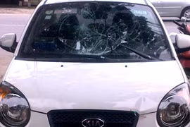 Tài xế taxi lại lao xe vào lực lượng chức năng