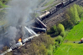 Tàu hỏa chở hóa chất trật bánh, bốc cháy dữ dội