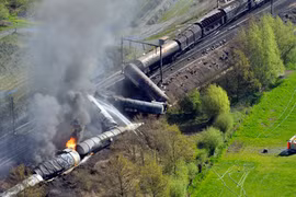 Tàu hỏa chở hóa chất trật bánh, bốc cháy dữ dội