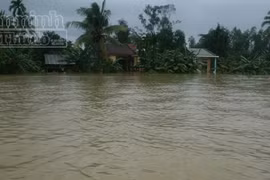 Mưa lũ gây lở núi, 14 ngôi nhà bị lấp