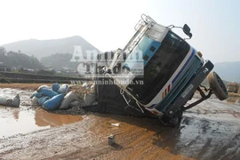 Xe tải sụp hố, lật nhào trên phố