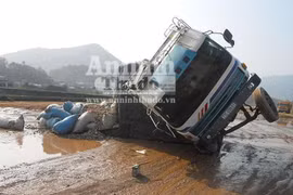 Xe tải sụp hố, lật nhào trên phố