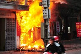 Đốt xe, đốt luôn cả nhà vì giận vợ