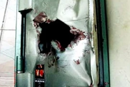 Trộm lẻn vào nhà, đục két sắt cuỗm đi hơn 17 triệu đồng