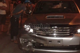 Người dân vây bắt chiếc “xe điên” gây tai nạn liên tiếp