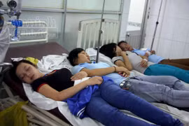 Hơn 100 công nhân nhập viện cấp cứu sau bữa cơm tại công ty