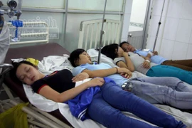 Hơn 100 công nhân nhập viện cấp cứu sau bữa cơm tại công ty