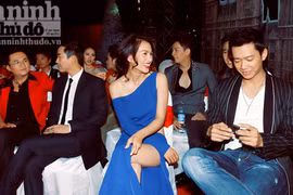 Anh Thư táo bạo khoe eo thon