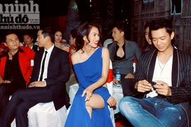 Anh Thư táo bạo khoe eo thon