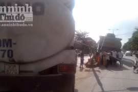 Tránh xe máy, xe bồn chở xăng húc gãy đèn cao áp