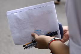 Bình Định: Một thí sinh bị đình chỉ do mang điện thoại di động vào phòng thi