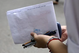 Bình Định: Một thí sinh bị đình chỉ do mang điện thoại di động vào phòng thi