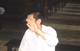 Cha thú tính, xông vào nhà tắm cưỡng dâm con gái ruột 