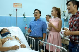 Quán quân "Gương mặt thân quen" mang âm nhạc đến bệnh viện