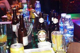 Đánh nhau vỡ đầu tại phòng hát karaoke 