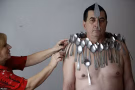 Người đàn ông có khả năng đặc biệt hút kim loại như nam châm