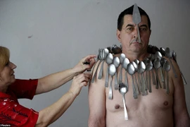 Người đàn ông có khả năng đặc biệt hút kim loại như nam châm