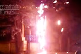 Cột điện phát hỏa giữa đêm, hàng trăm người dân hoảng sợ