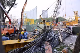 Cần cẩu nặng cả trăm tấn rơi vào sân Bảo tàng Mỹ thuật TP.HCM