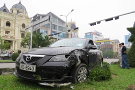 Xế hộp “bại trận” trước trụ đèn tín hiệu giao thông