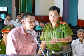 Con quấy giấc ngủ trưa, cha rút dao đâm liền mấy nhát